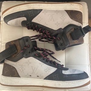 Louis Vuitton sneakers size 7.5 in original box